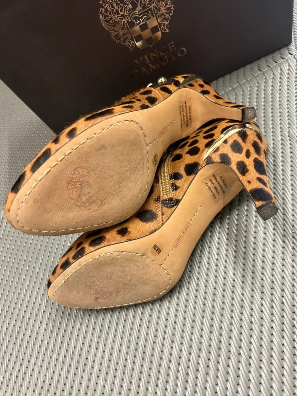 VINCE CAMUTO Leopard Ankle Booties Vemmey2 Size 8.5M